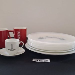 Lote siguiente: Lote de Vajilla: 3 Tazas Nescafé, 1 Pocillo Museo del Fútbol Uruguay, 8 Platos Opalina