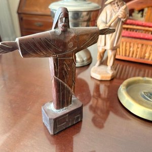Lote de Artículos Varios: Ceniceros, Figura de Cristo y Lámpara Antigua - imagen 4
