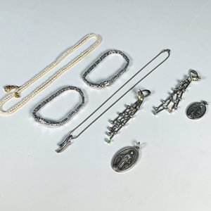 Lote siguiente: Lote de 7 piezas de fantasía: pulseras, cadenas, caravanas y medallas religiosas