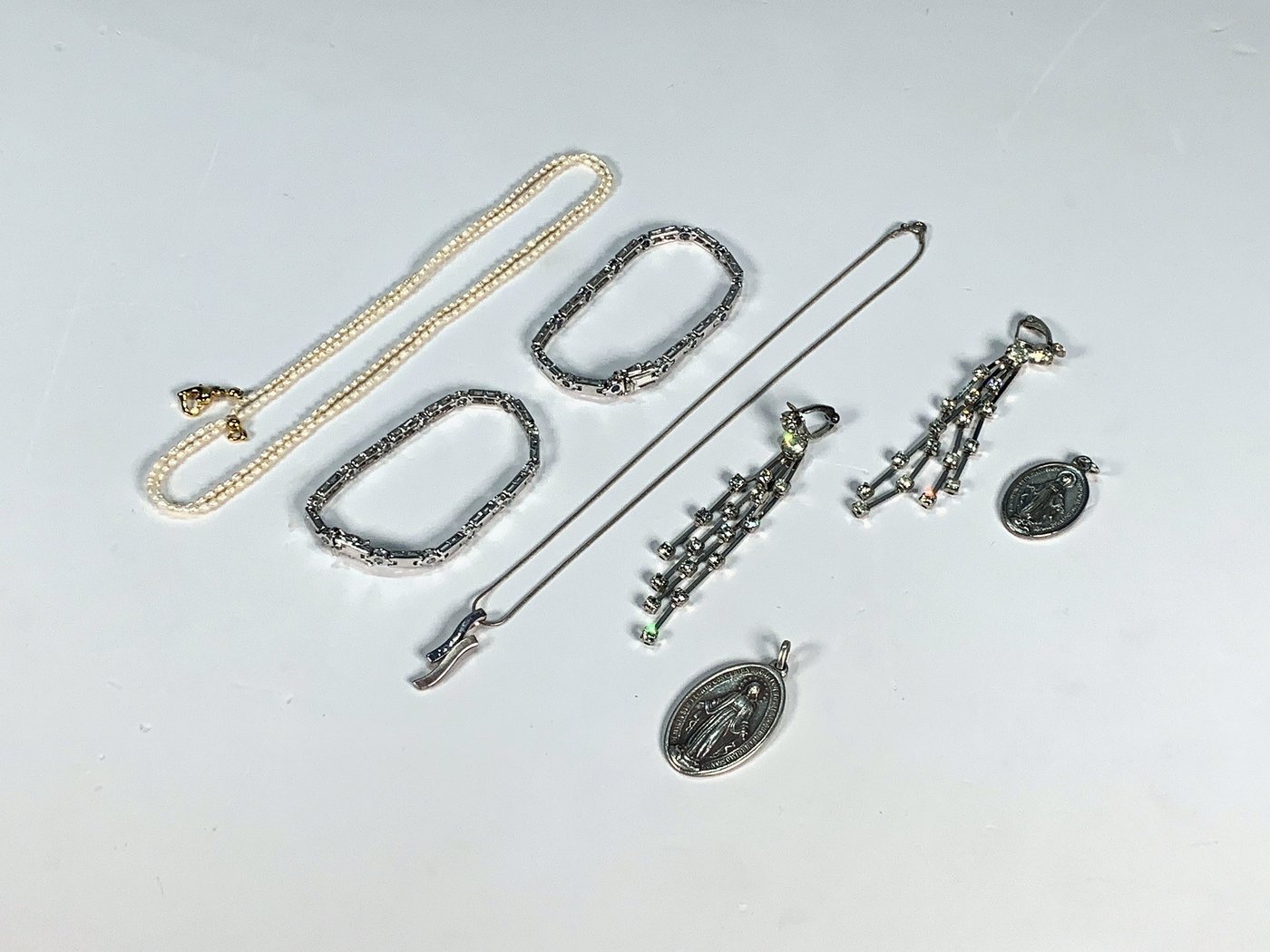 Lote de 7 piezas de fantasía: pulseras, cadenas, caravanas y medallas religiosas
