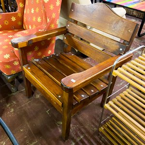 Lote siguiente: Sillón de Madera Estilo Clásico con Tapizado Naranja y Diseño Geométrico