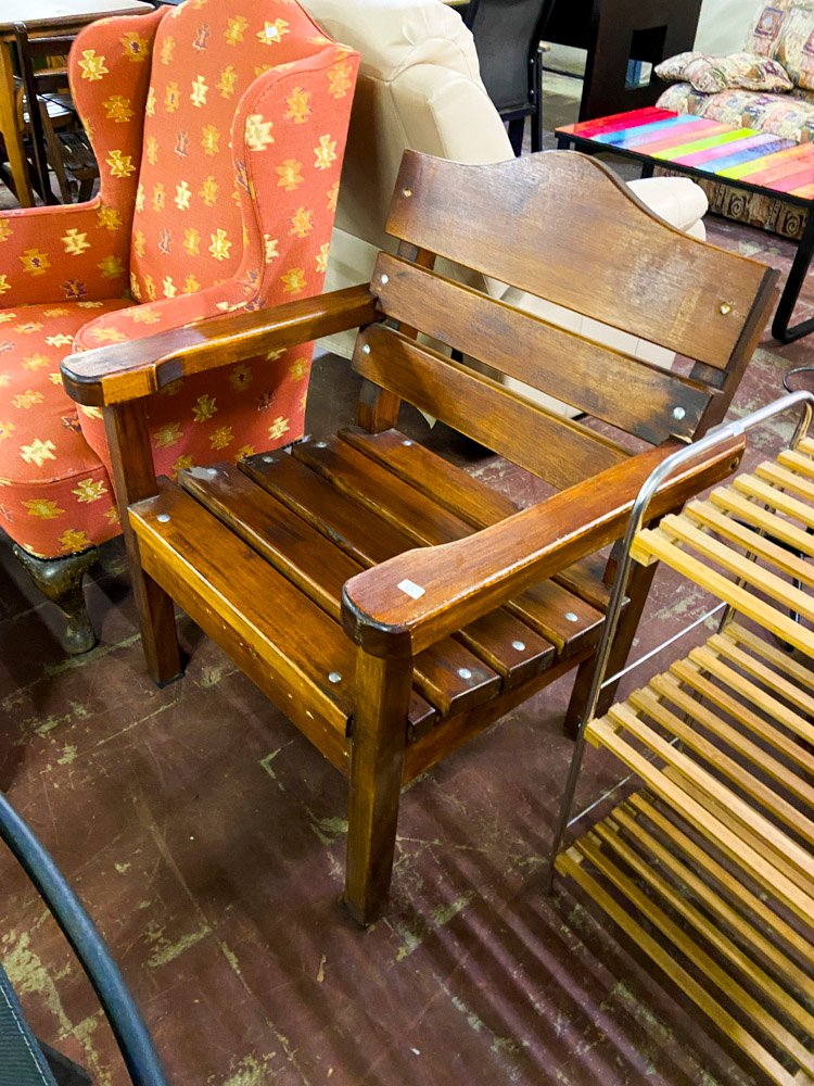 Sillón de Madera Estilo Clásico con Tapizado Naranja y Diseño Geométrico