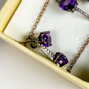 Conjunto de Joyería de Plata con Piedras Moradas: Anillo, Dije y Caravana - imagen 4
