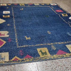 Alfombra Grande Azul con Diseños Geométricos y Animales - imagen 2