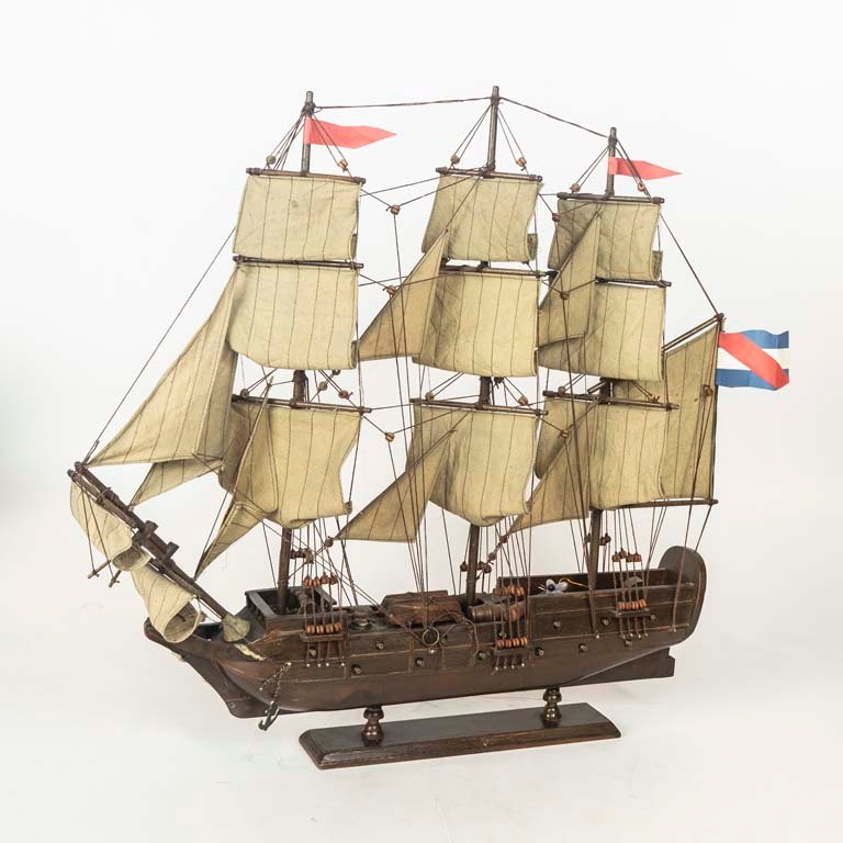 Adorno de Barco a Vela de Madera con Bandera de Artigas