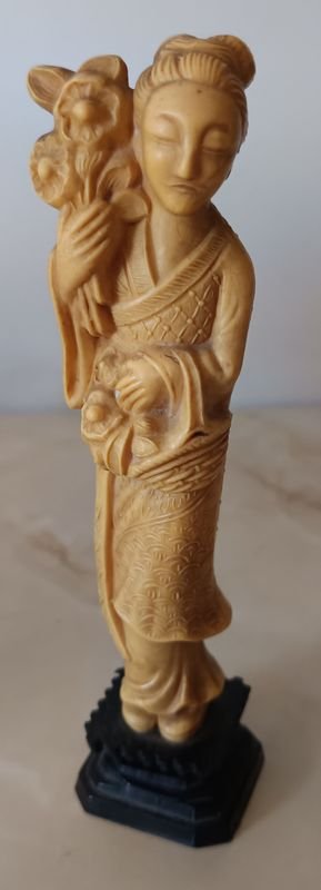 Escultura de una dama asiática en resina - imagen 3