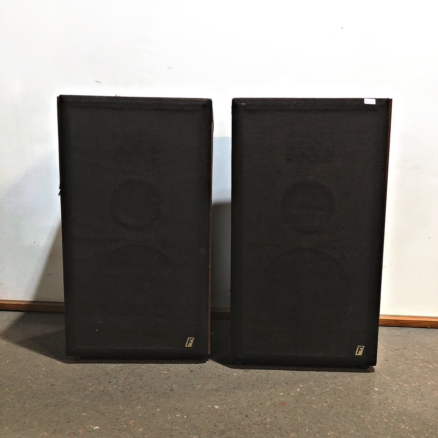 Par de Parlantes con Caja de Madera
