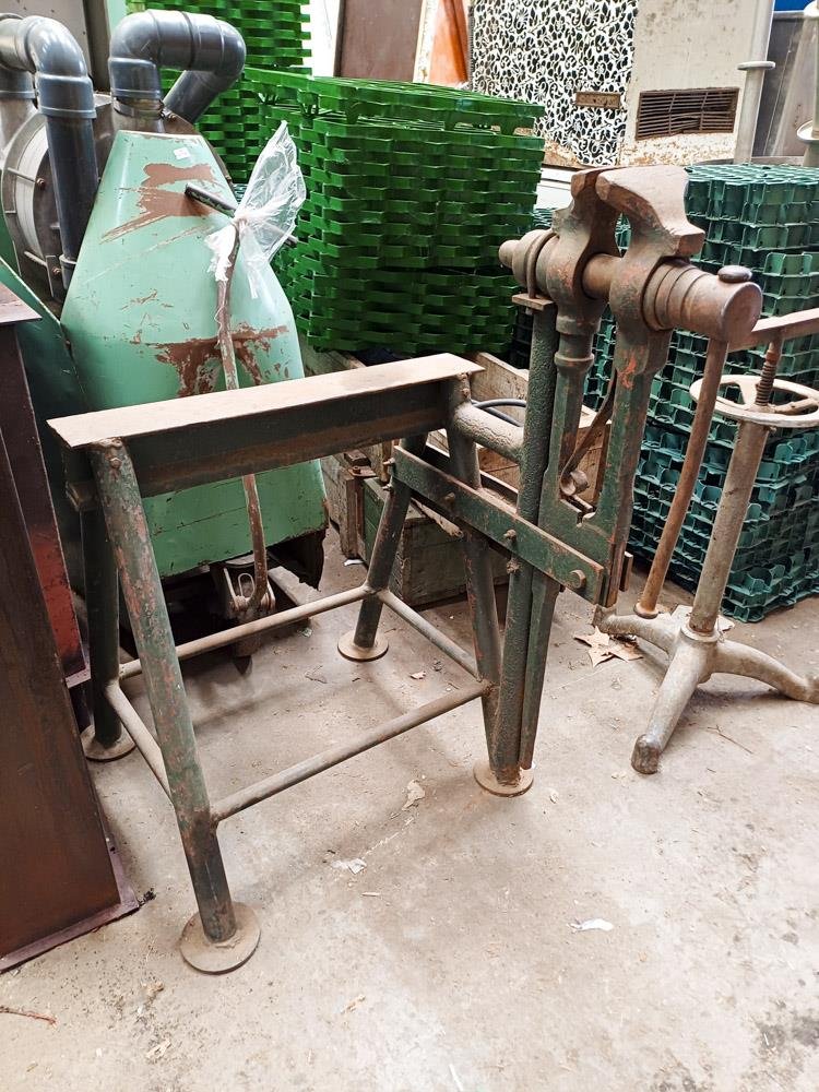 Morsa de Herrero Antigua con Base de Hierro