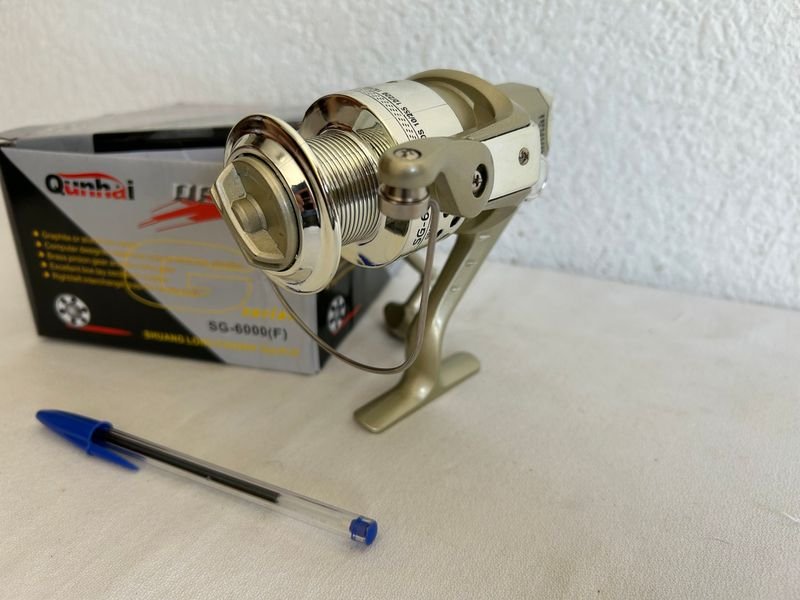 Reel de pesca nuevo y accesorios - imagen 2
