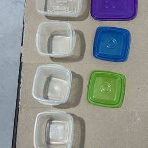 Juego de 4 recipientes plásticos apilables con tapas de colores - imagen 4
