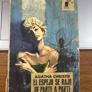 Lote siguiente: Libro El Espejo se rajó de parte a parte de Agatha Christie