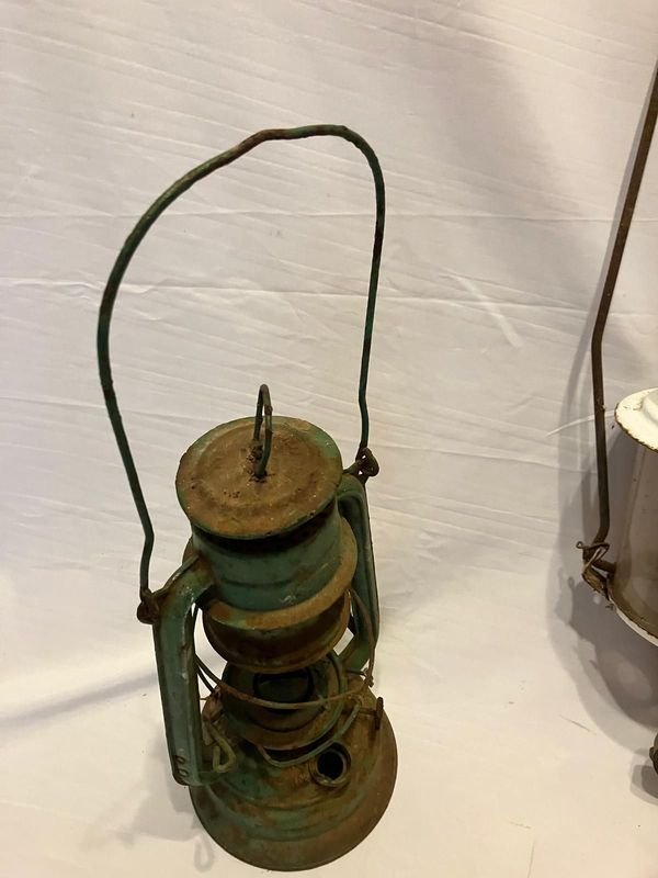 Lote de 2 Faroles Vintage: Uno a Queroseno y Otro a Gas - imagen 1