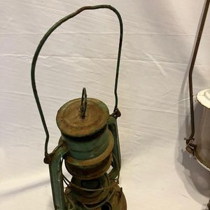 Lote siguiente: Lote de 2 Faroles Vintage: Uno a Queroseno y Otro a Gas
