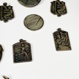 Lote de Doce Medallas Distintivas de Colección - imagen 5