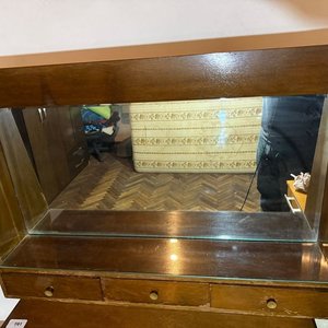 Lote anterior: Repisa de madera con espejo y tres cajones