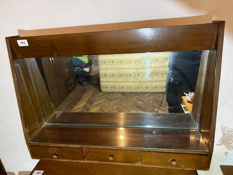 Repisa de madera con espejo y tres cajones