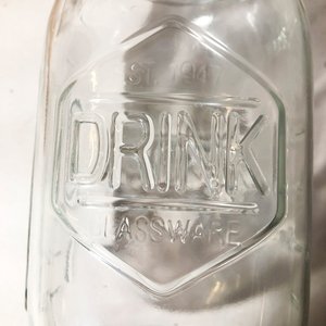 Set de Cristalería para Bar: Dos Botellas Decoradas, Coctelera y Medidor - imagen 2