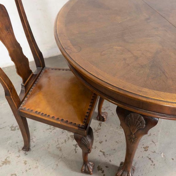 Mesa de comedor circular estilo Reina Ana y sillas tapizadas - imagen 3
