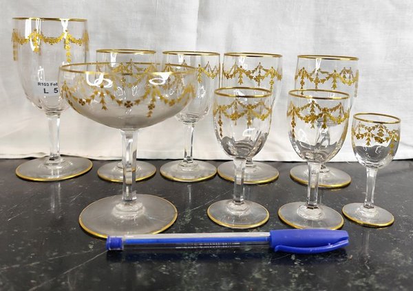 Colección de copas de cristal con guarda dorada en diferentes tamaños y formas - imagen 1