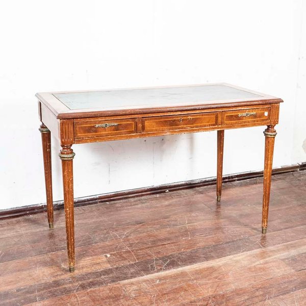 Mesa escritorio inglés con tres cajones, tapete y broncería en las patas - imagen 1