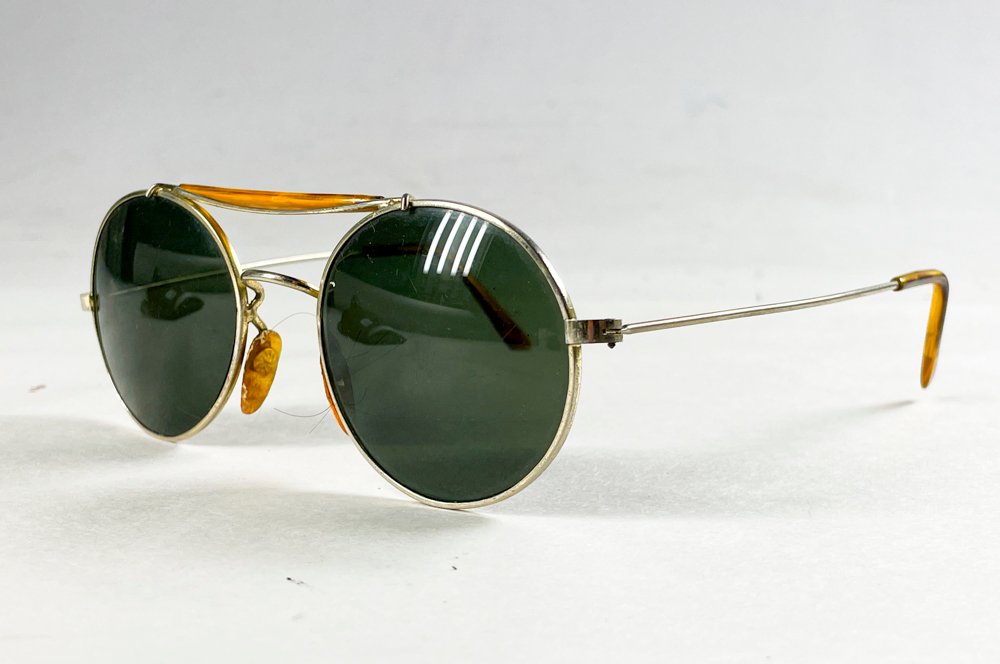 Par de lentes de sol con estuche - imagen 2