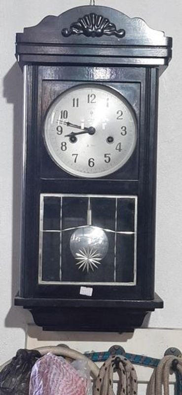 Lote siguiente: Reloj de pared madera con pendulo funcionando