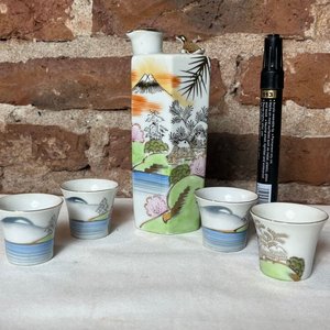 Juego de Sake de Porcelana Japonesa con Botella y 4 Vasitos - imagen 2