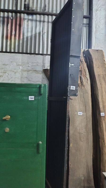 Puerta en chapa negra (angosta) para venta