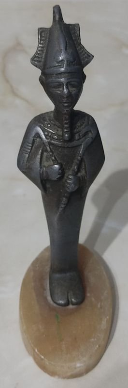 Estatuilla del Dios Osiris en metal, sobre base de Mármol - imagen 3