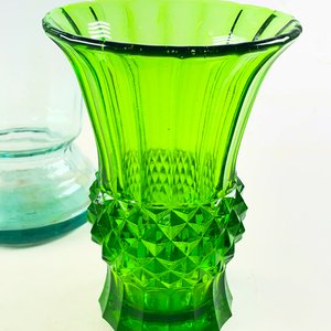 Dos Floreros de Vidrio: Verde Tallado y Alto Hialino - imagen 3