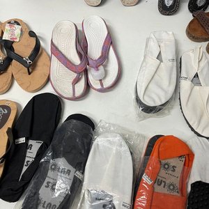 Lote de 14 Pares de Calzado: 7 Pares de Alpargatas y 7 Pares de Chinelas - imagen 8