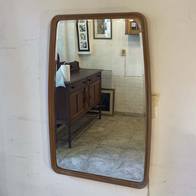 Lote siguiente: Espejo biselado de madera con marco elegante - Medidas: 58x90cm