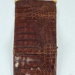 Billetera de Cuero Cocodrilo con Detalles Dorados y Iniciales VK - imagen 5