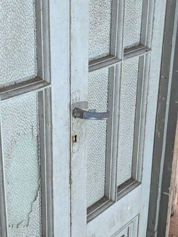 Puerta antigua con características únicas - imagen 4