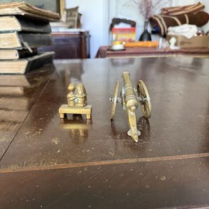Pareja Sentada en Banco y Cañón a Escala Antiguo en Bronce - imagen 4