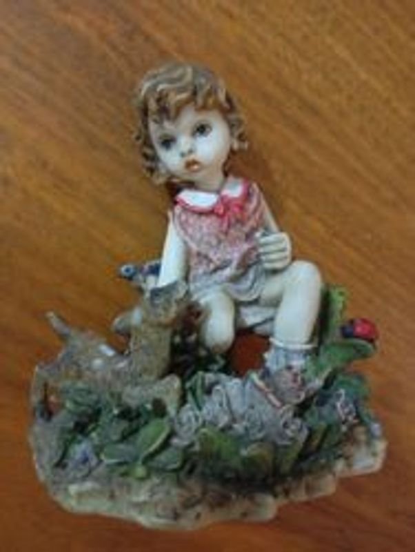 Figurina de niña con venado y alhajero - imagen 2