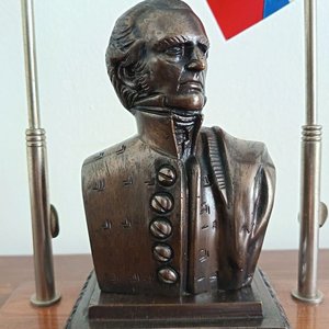 Adorno de Escritorio Busto Gral. Artigas con Pabellones Patrios en Bronce y Madera - imagen 3