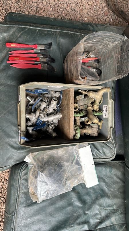 Lote siguiente: Caja de herramientas y accesorios para la construcción