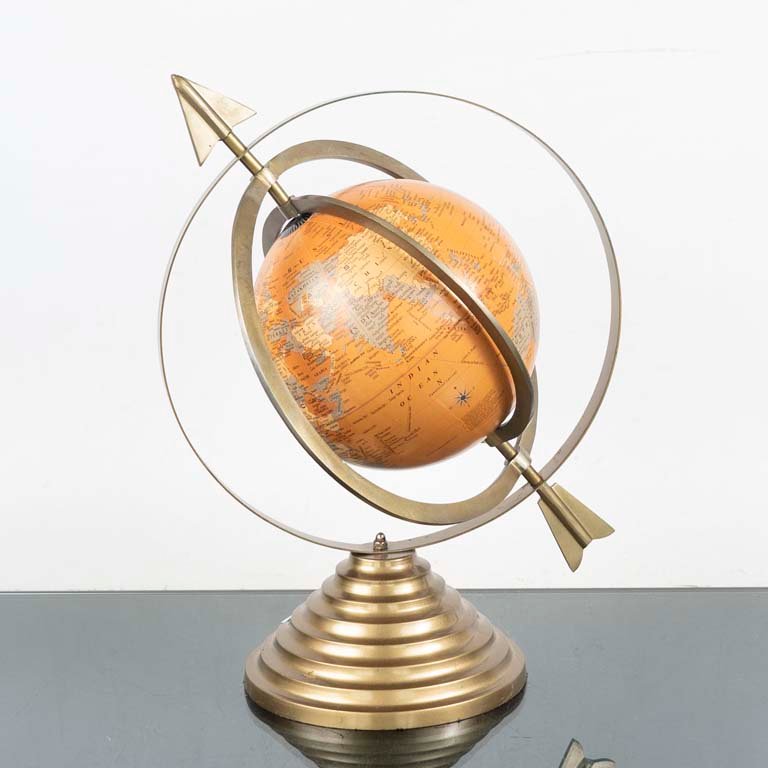 Lote siguiente: Globo terraqueo decorativo con flecha