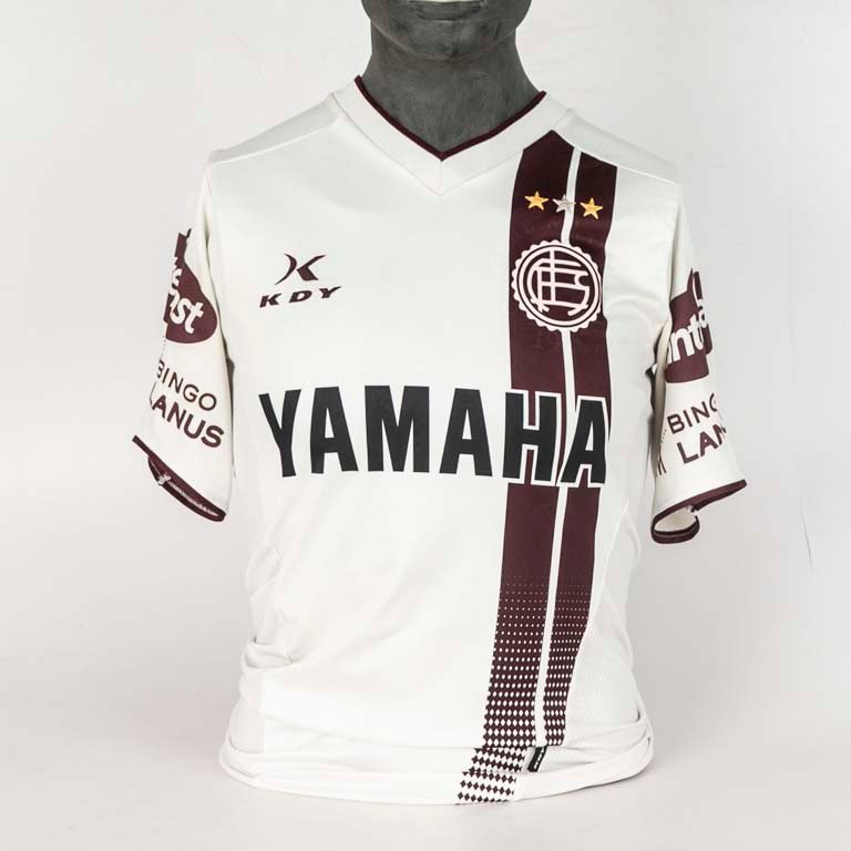 Lote anterior: Camiseta de Lanús de utilería marca KDY N°3 de Alejandro Silva segunda equipación