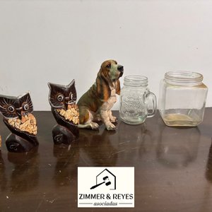 Lote Decorativo: Tres Búhos de Madera y Figuras Varias - imagen 1
