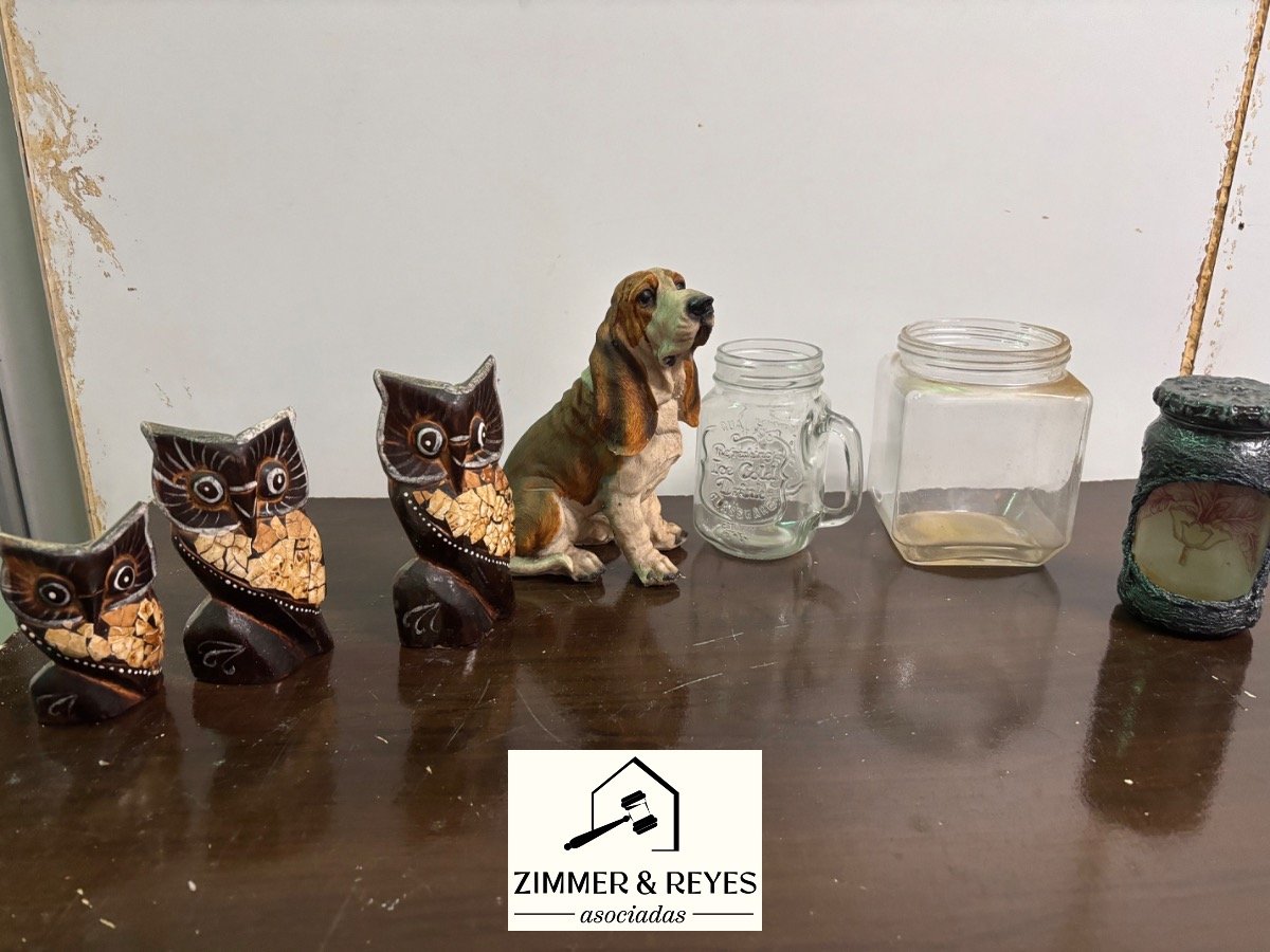 Lote Decorativo: Tres Búhos de Madera y Figuras Varias