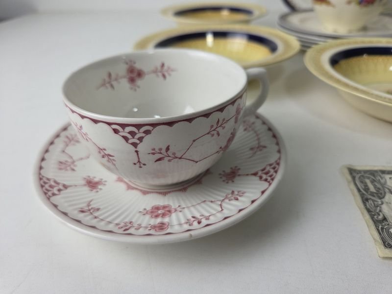 Piezas de porcelana inglesa con patrones florales - imagen 2