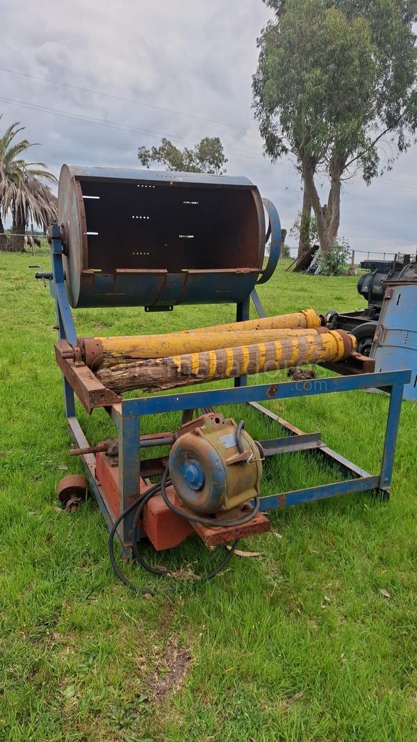 Máquina industrial con motor eléctrico y rodillos