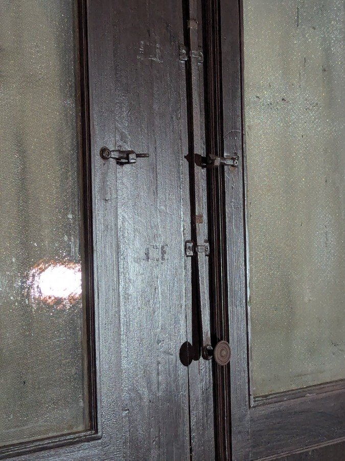 Puerta antigua de cedro con reja y marco de pinotea - imagen 12