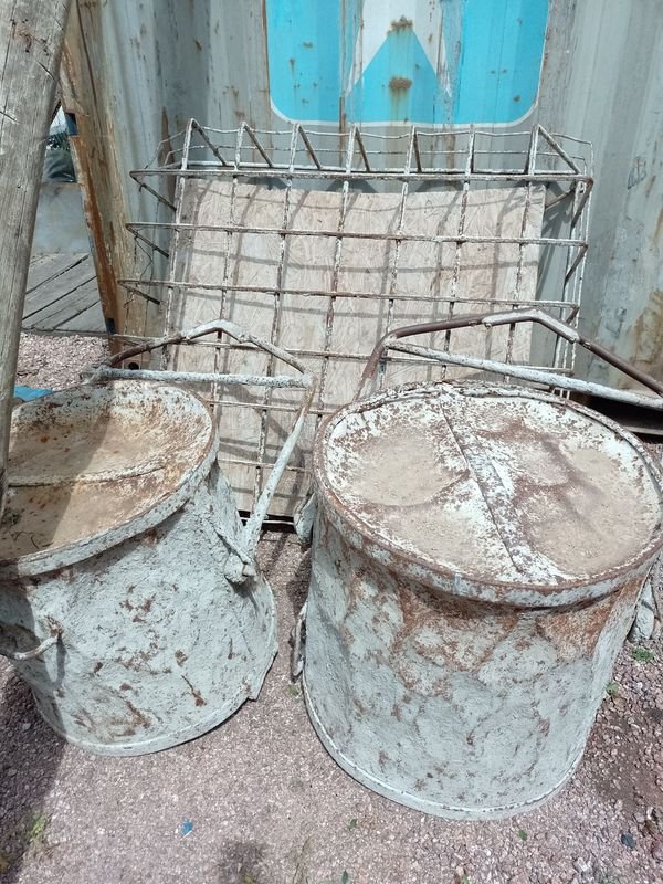 Canasto y tachos de metal en mal estado - imagen 1