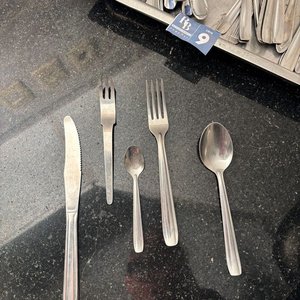 Conjunto de Cubiertos Metálicos Variados - imagen 2