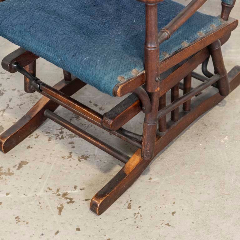 Sillón mecedora azul con detalles - imagen 2