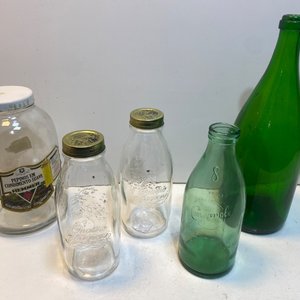 Lote anterior: Lote de 5 Recipientes y Botellas de Vidrio Vintage: Conaprole, Damajuana y Frascos