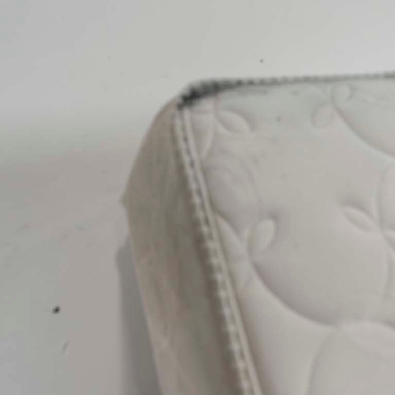 Colchón de 2 plazas en blanco con manchas y detalles - imagen 2